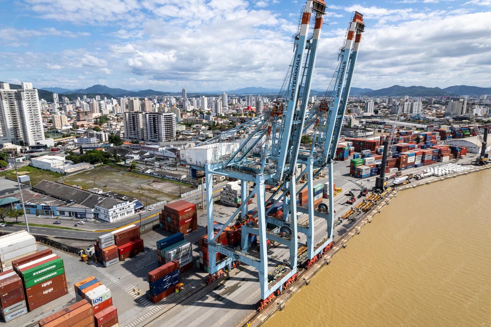 Vista aérea do porto de Itajaí e da cidade em Santa Catarina